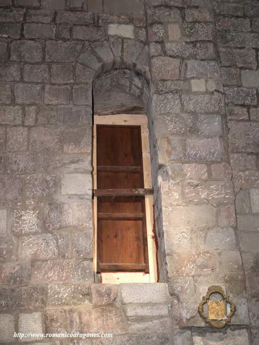 PUERTA EN ALTURA EN EL MURO NORTE